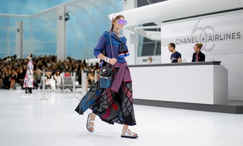 Thời trang sân bay cực ấn tượng của hãng Chanel