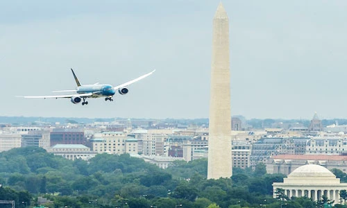 Máy bay của VNA lượn trên bầu trời Washington