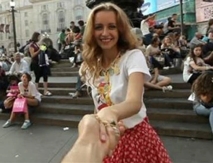 Cô gái “Cùng em đi khắp thế gian” lần đầu lộ diện