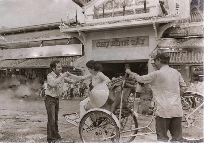 Ảnh cưới hoài cổ tái hiện Sài Gòn 30 năm trước