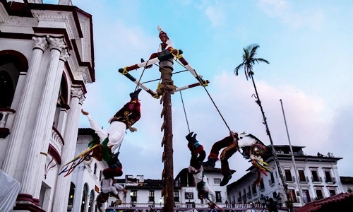 Tận mắt điệu nhảy nhào lộn giữa không trung ở Mexico