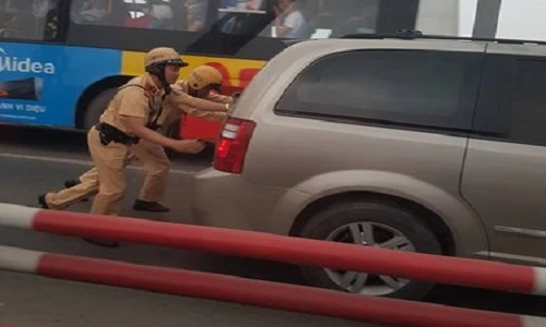 CSGT còng lưng đẩy ô tô chết máy trên cầu Chương Dương