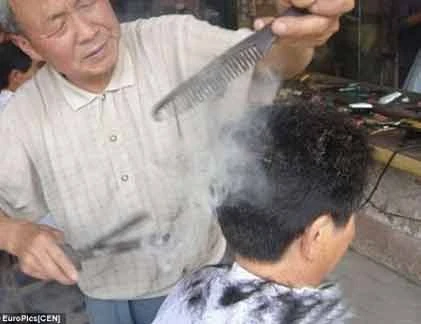 Cắt tóc bằng kẹp nung nóng lên ngôi ở Trung Quốc