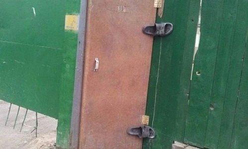 Chộp khoảnh khắc hài hước: Công dụng khác của dép lê