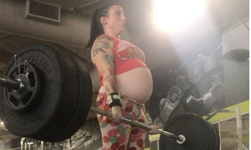 Sửng sốt nhìn bà bầu sắp sinh hàng ngày nâng tạ 120 kg