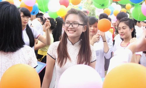 Nữ sinh HV Quân y xinh rạng ngời giữa sân trường