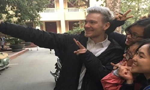 “Đổ rầm rầm” trước thầy giáo Tây đẹp trai, dáng chuẩn 