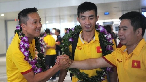 Futsal Việt Nam về nước sau kỳ tích, được thưởng 1,5 tỷ đồng