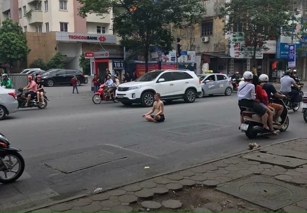 “Dị nhân” đường phố Việt cởi trần ngồi thiền gây xôn xao