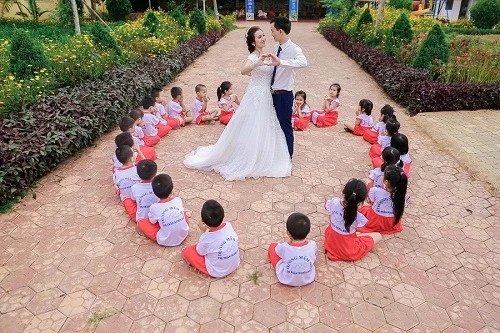 "Yêu không chịu nổi" đám cưới của cô giáo mầm non 9X