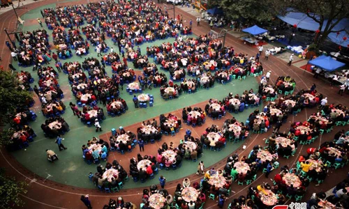 Đại gia tổ chức tiệc năm mới hoành tráng mời hàng xóm