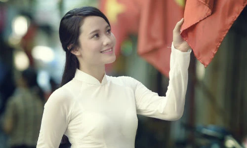 Nữ phát thanh viên hân hoan giữa rừng cờ hoa ngày 2/9