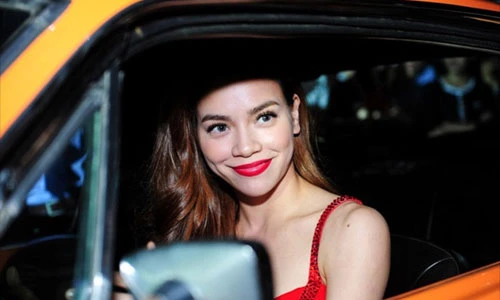 Hà Hồ chơi trội lái xế sang vào thẳng sân khấu