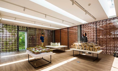 Tận mục tòa nhà bằng gạch thông gió nổi bật ở Hà Nội