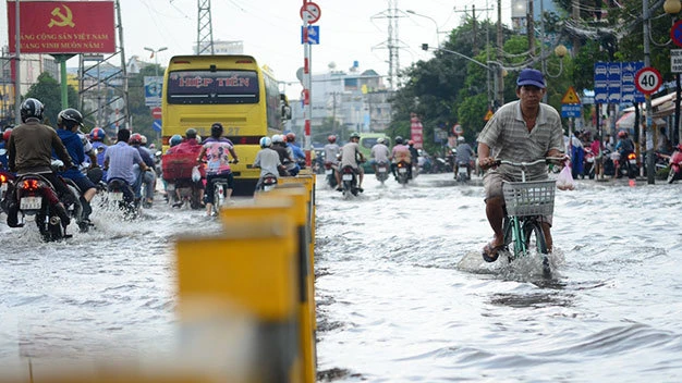 Mưa 4 buổi chiều liên tiếp, dân Sài Gòn khốn khổ lội nước