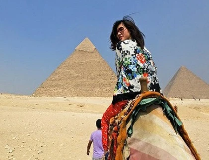 Ảnh “Follow me” phiên bản lộ mặt của nữ sinh người Việt