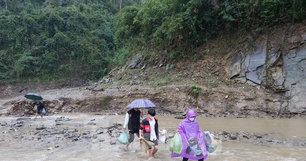 Thầy cô lội suối gieo chữ trong cái lạnh 'cắt da, cắt thịt'