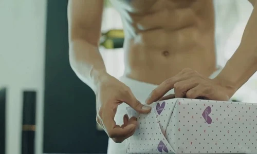 Chân dung "soái ca 6 múi" tự tay gói quà mùng 8/3