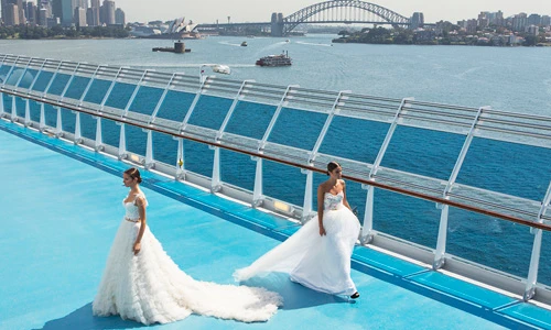 Hình ảnh tàu du lịch "khủng" làm sàn catwalk cho người mẫu gốc Việt