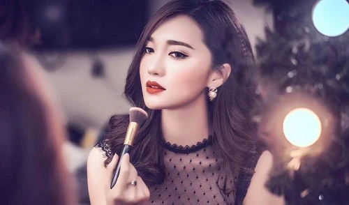 “Nữ PG hot nhất Facebook” lọt top ảnh online HHHV VN