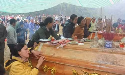 TNGT thảm khốc 9 người chết: Xé lòng đám tang các nạn nhân