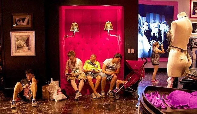 Chết cười đàn ông hộ tống vợ đi mua sắm lại có bộ dạng này