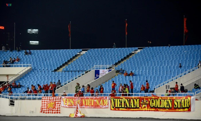 Khoảng lặng trên khán đài Mỹ Đình sau AFF Cup 2018 của CĐV Việt Nam