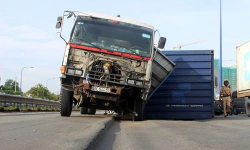 Xe container lật gây tắc trên đại lộ nghìn tỷ Sài Gòn