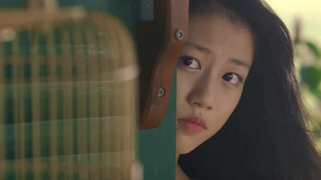 Nữ sinh xinh đẹp gây sốt trong MV mới của Bích Phương