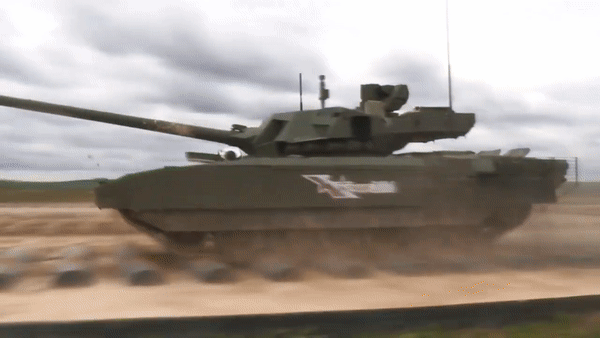 Tổ lái có thể quan sát xung quanh nhờ hàng loạt camera thời gian thực, cảm biến quang học, kính ngắm ảnh nhiệt và cả radar.