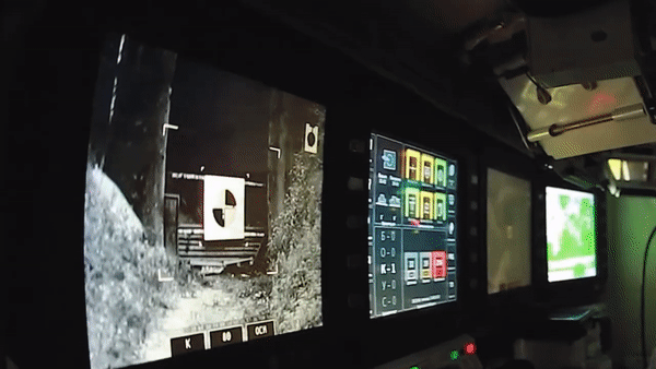 Ngoài ra tổ lái cũng được thiết kế ngồi trong khoang riêng biệt được bọc giáp tốt ở phía trước xe.