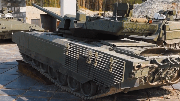 "Các cuộc thử nghiệm cần thiết đối với xe tăng T-14 vẫn đang tiếp tục", nguồn tin này nói thêm.