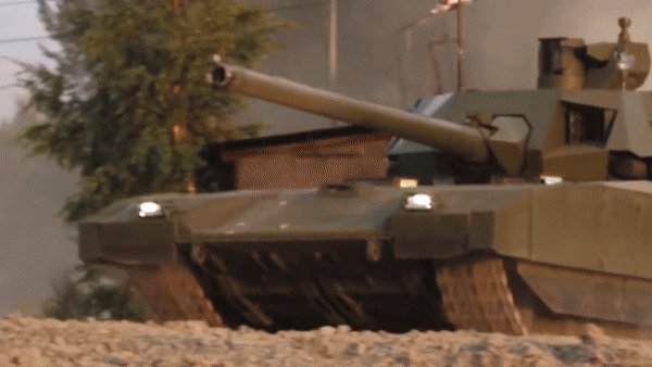 Tạp chí quốc phòng Jane's Defence Weekly nhận định T-14 Armata là thiết kế hoàn toàn mới, thể hiện bước thay đổi đáng kể nhất trong trang bị khí tài quân sự Nga từ thập niên 1960 tới 1980.