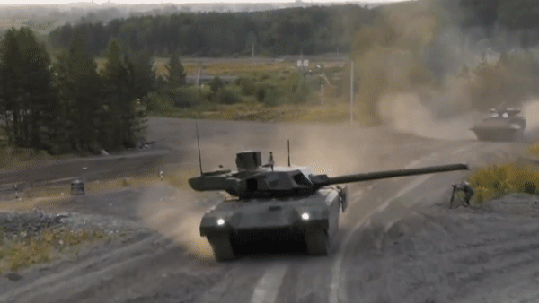 Lái xe, pháo thủ và trưởng xe đều ngồi cùng một khoang riêng, tách biệt với tháp pháo và kho đạn của xe, giúp tăng khả năng sống sót của tổ lái trước hỏa lực đối phương.