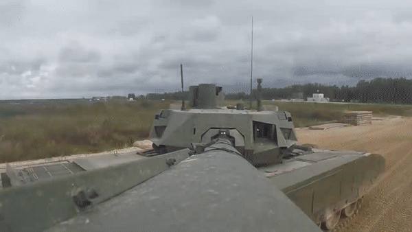 Tất cả tăng chiến đấu chủ lực của nước này như T-72, T-80 và T-90 đều được phát triển dưới thời Liên Xô, và các biến thể mới đơn giản chỉ là việc nâng cấp.