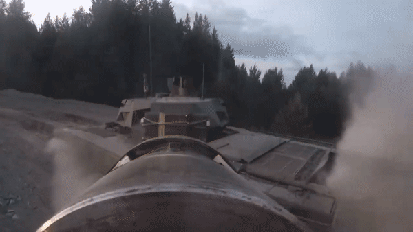 Hệ thống sẽ lựa chọn phương án phóng đạn khói để vô hiệu hóa hệ thống dẫn bắn laser, hoặc phóng đạn đánh chặn để tiêu diệt mối đe dọa trước khi nó kịp chạm tới giáp xe.