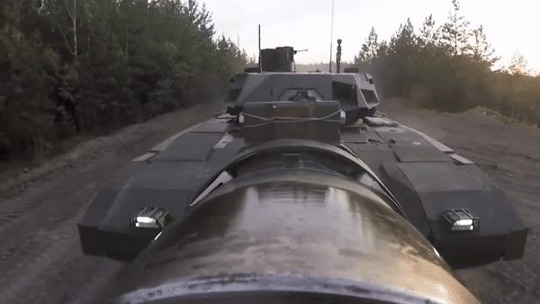 Sau khi nhận dạng mối nguy hiểm, hệ thống phòng vệ chủ động Afganit sẽ quay mặt trước tháp pháo, nơi có phần giáp dày nhất, về phía đầu đạn để tối đa hóa khả năng bảo vệ.