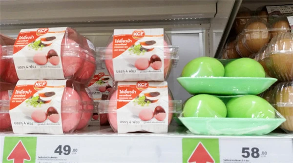 Bí ẩn đằng sau những quả trứng gà màu hồng hoặc xanh ở Thái Lan