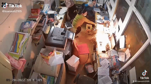 Dang lam viec dien thoai phat no, co gai xu ly nhanh gon-Hinh-2