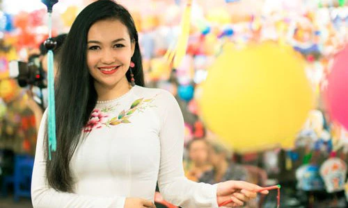 “Nữ thổ dân ngực trần” dạo phố Trung thu Sài Gòn