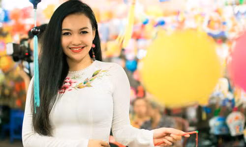 “Nữ thổ dân ngực trần” dạo phố Trung thu Sài Gòn