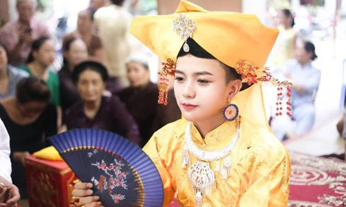 Chân dung "cậu đồng" điển trai khiến dân mạng phát sốt