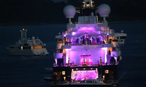 Đột nhập bữa tiệc xa hoa trên du thuyền tỷ phú ở LHP Cannes