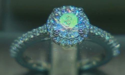 Chộp cảnh hiếm sản xuất nhẫn kim cương siêu đắt đỏ