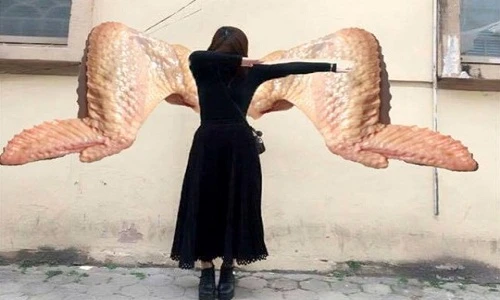 Muốn mọc thêm cánh, gái xinh nhận cái kết ngoài mong đợi