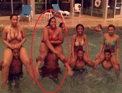 Khoảnh khắc hài hước: "Lấy thịt đè người"