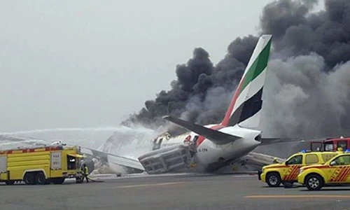 Mổ dòng máy bay vừa bốc cháy trên đường băng ở Dubai