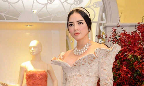 Những bộ trang sức bạc tỷ hút mắt của Lý Nhã Kỳ