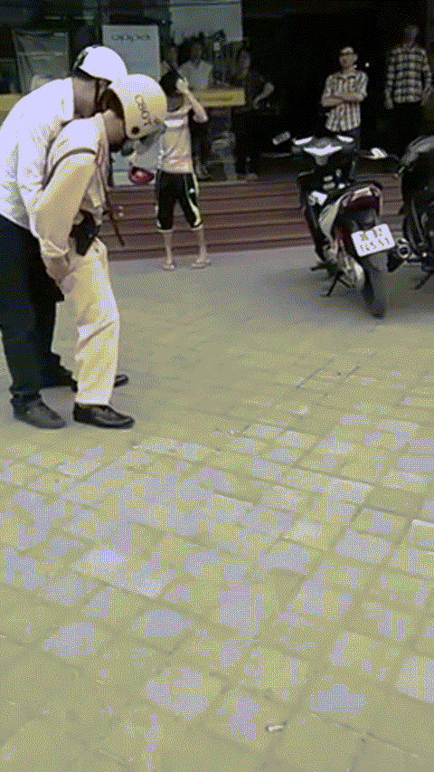 Nam thanh niên hung hăng túm cổ, vật ngã CSGT trên vỉa hè trước Trung tâm thương mại Vinaconex Thanh Hóa.