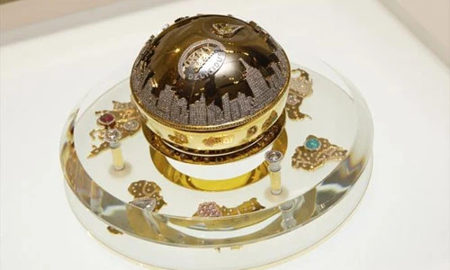 Soi nước hoa đắt đỏ làm quà Valentine